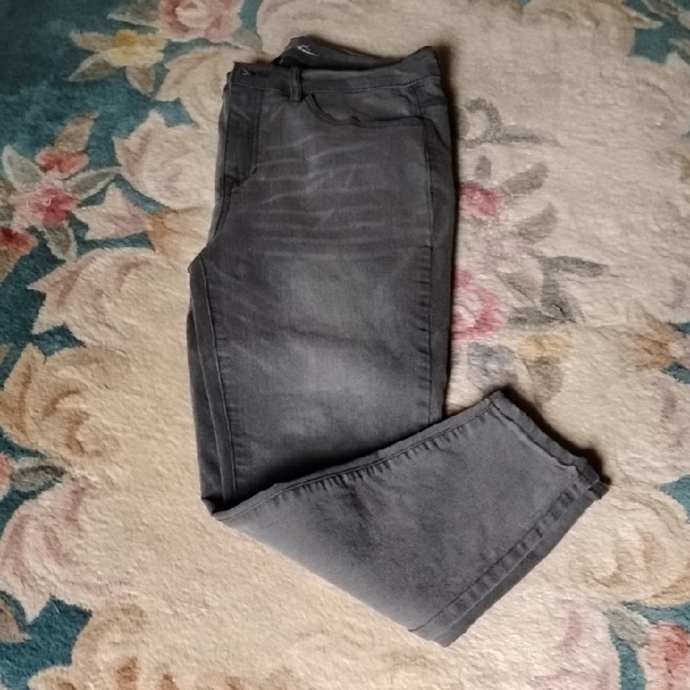 DG2 GRAY DENIM CROPPED SKINNY JEANS EUC ♥️HP♥️
